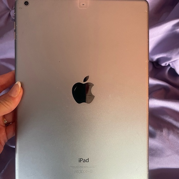 Apple iPad Air 1st Generation 16GB in Space Gray - Picture 4 of 6